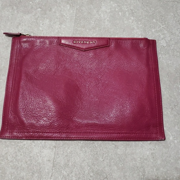 Givenchy Handbags - Authethic Givenchy Antigona leather clutch